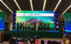Việt kiều Mỹ tặng xe thu gom rác thải cho 3 tỉnh miền Nam