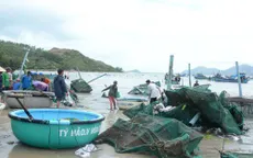 Nhiều rủi ro từ việc nuôi tôm hùm ngoài quy hoạch