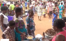 Trao đổi hàng hóa bằng thực phẩm tại khu chợ đổi đồ ở Togo