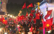 Cả nước một đêm không ngủ để chia vui cùng đội tuyển, ăn mừng chiến thắng AFF Cup
