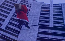 Ông già Noel trèo từ tòa tháp cao 100 mét để tặng quà