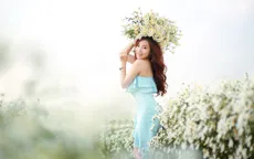 Mai Diệu Ly khoe nhan sắc xuân thì rực rỡ bên cúc họa mi