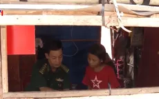 Bộ đội biên phòng "nâng bước em đến trường"