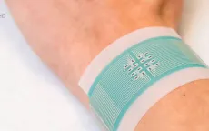 Phát triển vật liệu dán trên da theo dõi đường huyết
