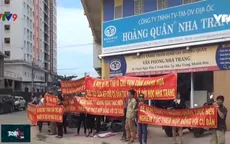 Hàng trăm người tiếp tục bao vây trụ sở Công ty Hoàng Quân đòi bàn giao nhà
