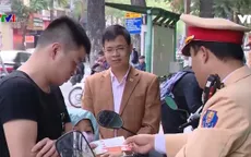 Tặng mũ bảo hiểm cho trẻ em