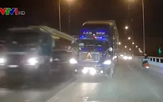 Bất chấp nguy hiểm, xe đầu kéo vượt ẩu trên cầu