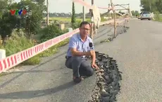 Xuất hiện nhiều vết nứt lớn trên tỉnh lộ 957