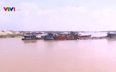 Cát tặc lộng hành, đất ruộng vườn cuốn theo dòng nước