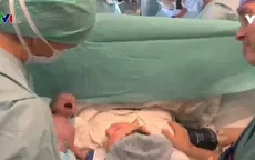 Em bé đầu tiên ra đời từ tử cung hiến tặng