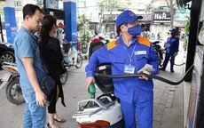 Xăng giảm giá sốc lần thứ 3: Giảm gần 1.500 đồng/lít, cước taxi vẫn "ngủ yên"