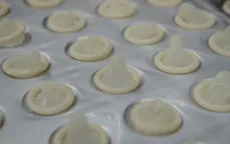 Pháp chi tiền mua bao cao su cho công dân