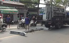 TP.HCM: Khung sắt nặng cả trăm kg văng khỏi xe, rơi trúng nữ sinh
