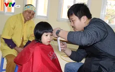 Cắt tóc tình nguyện cho bệnh nhân đón Tết