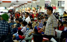 Hành khách "vạ vật" chờ đợi về quê ở bến xe Miền Đông, TP.HCM