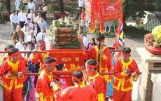Dâng cúng bánh Tét Quốc tổ Hùng Vương dịp Tết cổ truyền