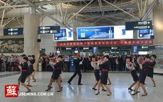 Biểu diễn flashmob mừng năm mới tại sân ga Nam Kinh, Trung Quốc