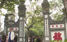 Người dân đi lễ đền Ngọc Sơn đầu năm mới
