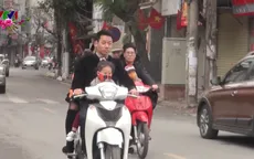Nhiều người du xuân không đội mũ bảo hiểm