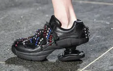 Christopher Kane trở lại với mẫu giày độc, lạ gây tranh cãi