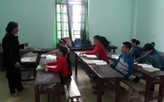Bà giáo U80 của học sinh nghèo vùng biển