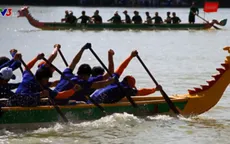 Không phải đi đâu xa, bạn có thể xem đua thuyền rồng ngay tại Hà Nội