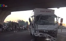TP.HCM: Đập kính giải cứu hành khách trong xe khách gặp nạn
