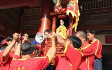 Hàng nghìn người trật tự xem rước kiệu Bà ở thành phố mới Bình Dương