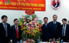 Đồng chí Võ Văn Thưởng chúc mừng thầy thuốc BV Y học cổ truyền TƯ