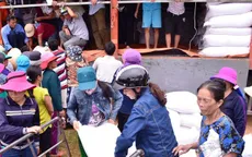 Cấp phát gạo cho các hộ nghèo đón Tết