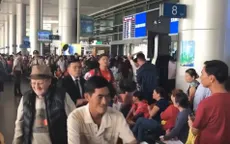 TP.HCM: Sân bay chật kín người đón kiều bào
