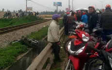 Nghệ An: Tàu hỏa tông nát xe máy, hai nam thanh niên thương vong