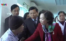 Đồng chí Trương Thị Mai tặng quà Tết cho bệnh nhân ung thư