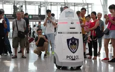 Trải nghiệm mới mẻ với cảnh sát robot tại các nhà ga
