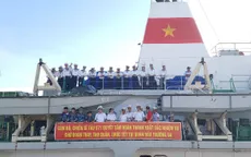 Mang quà Tết đến với Trường Sa