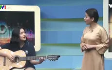Con gái 17 tuổi xinh đẹp của BTV Bông Mai đàn hát cùng mẹ trên sóng truyền hình