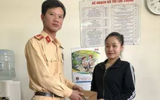 CSGT Hà Nội trả lại tiền và giấy tờ tận tay người đánh rơi