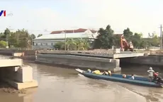 Ghe, thuyền đi lại khó khăn do cầu thấp