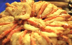 Thưởng thức bánh tôm giòn rụm thơm ngon