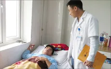 Bộ GD&ĐT đề nghị điều tra vụ thầy giáo bị người nhà học sinh hành hung ở Nghệ An