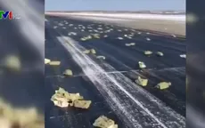 Hàng tấn vàng rơi từ máy bay xuống đường băng ở Nga