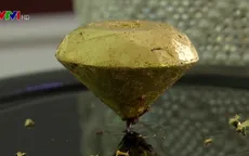 Bồ Đào Nha trưng bày viên chocolate bọc vàng đắt nhất thế giới