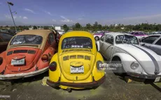 Diễu hành xe Volkswagen cổ trên đường phố tại Jordan