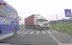 Xe container ngang nhiên đi ngược chiều trên Quốc lộ 10
