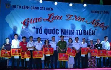 Cảnh sát biển tặng cờ Tổ quốc, trang thiết bị khám bệnh cho ngư dân Lý Sơn