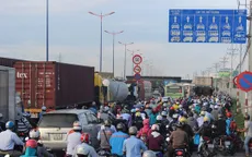 Nhiều khó khăn trong việc giải quyết nạn kẹt xe tại cảng Cát Lái