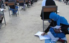 Một bà mẹ Afghanistan vừa chăm con nhỏ vừa làm bài thi đại học