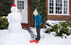 Khó khăn dọn tuyết sau cơn bão tại thành phố London, Anh