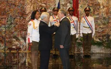 Trao Huân chương Sao vàng cho đồng chí Raul Castro