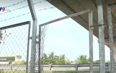 Long An: Cắt hàng rào cao tốc để tạo lối đi